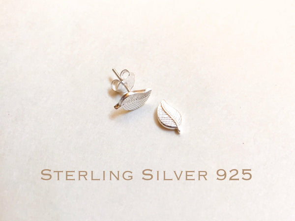 Leaf stud earrings